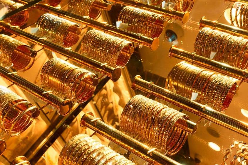 Zlaté náramky v klenotníctve na trhu Gold Souk v Dubaji.