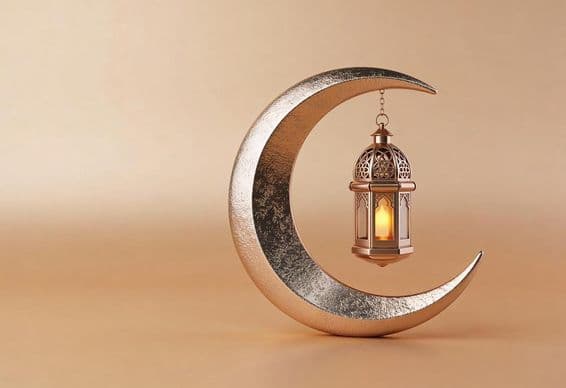 Dekoratívny polmesiac so žiariacou lampou na Ramadán.