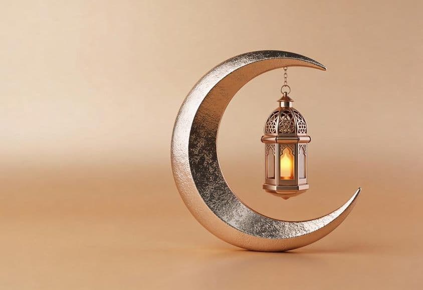 Dekoratívny polmesiac so žiariacou lampou na Ramadán.