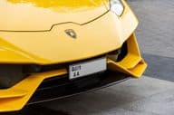 Detailný záber na logo Lamborghini na prednej časti auta.