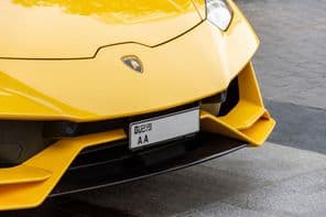 Detailný záber na logo Lamborghini na prednej časti auta.