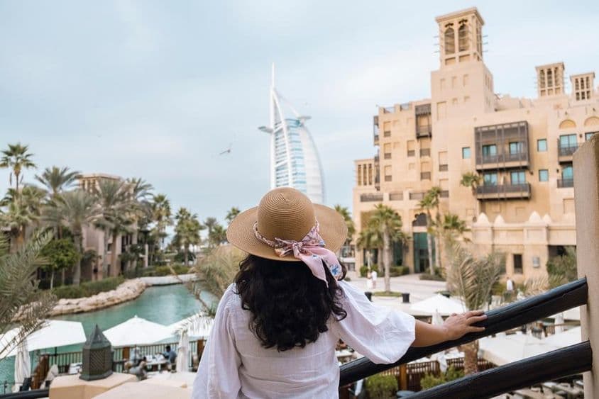 Scénický pohľad na Burj Al Arab s turistkami.