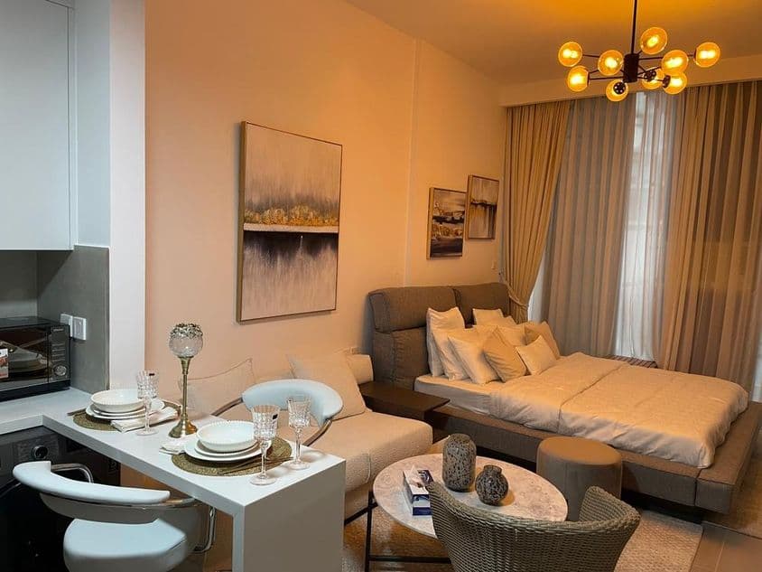 JVC, Dubaj, spálňa so smart vybavením pre pokojnú atmosféru.