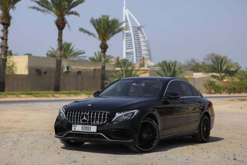 Mercedes Benz C300 zaparkovaný vonku v Dubaji.
