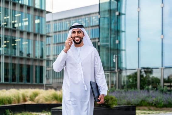 Arabský moslimský podnikateľ kráčajúci v obchodnom centre v Dubaji.