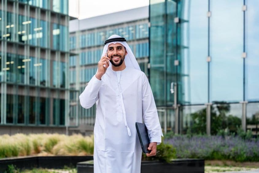 Arabský moslimský podnikateľ kráčajúci v obchodnom centre v Dubaji.