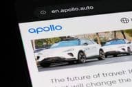 Logo značky Baidu Apollo a robotaxi na webovej stránke.