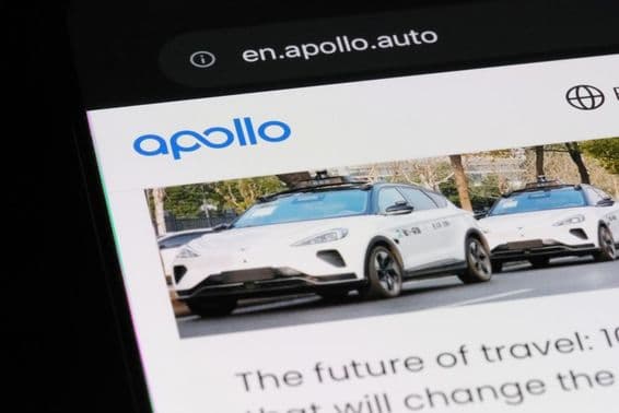 Logo značky Baidu Apollo a robotaxi na webovej stránke.