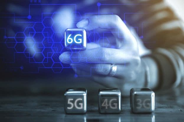 Mladý podnikateľ s kockou z oceľovej gule, so zobrazením textu: 6G.