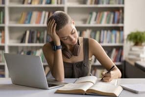 Ľavák tínedžer, študent strednej školy sa pripravuje na prijímacie skúšky na univerzitu.