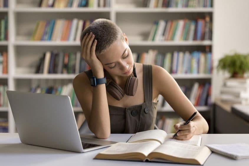 Ľavák tínedžer, študent strednej školy sa pripravuje na prijímacie skúšky na univerzitu.