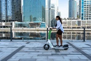 Elektrická kolobežka na promenáde v Dubai Marina.