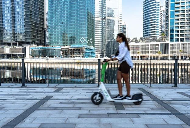 Elektrická kolobežka na promenáde v Dubai Marina.