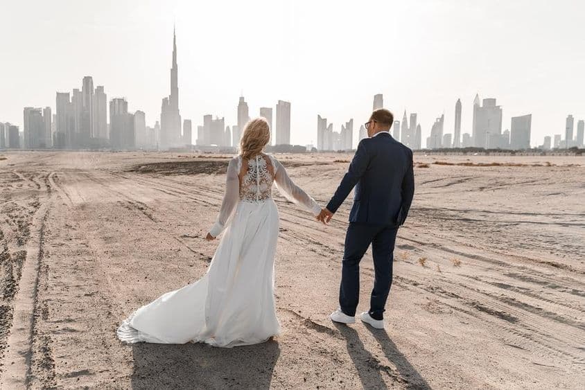 Šťastná svadba v Dubaji počas slávností.