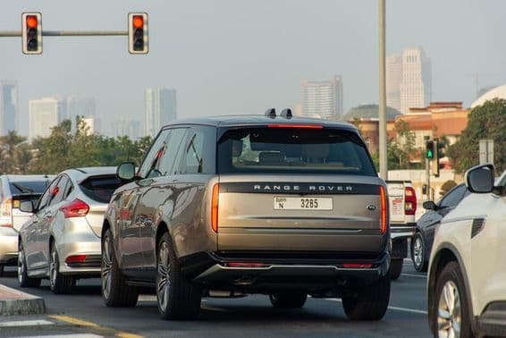 Autá stojace na červenej v meste Dubaj.