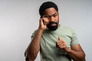 Osoba si nepohodlne trie oči, cíti sa podráždene a unavene.