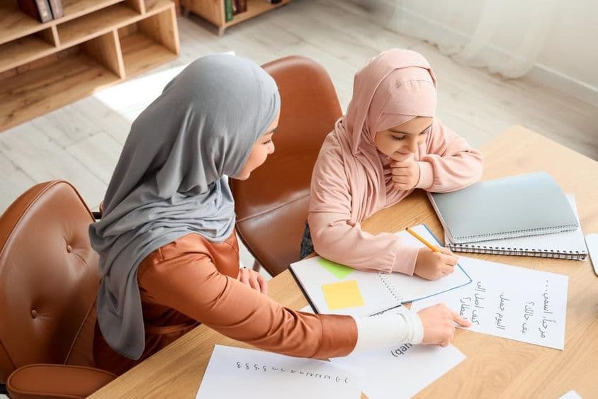 Mladé muslimské dievča učené arabsky svojou matkou.