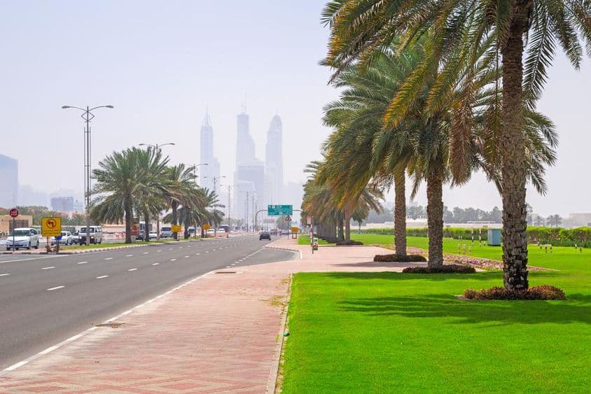 Ulice Dubaja pri pláži Jumeirah Beach.