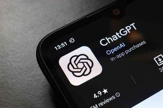Logo aplikácie ChatGPT zobrazené na obrazovke smartfónu.