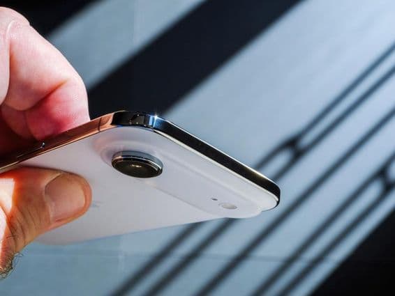 Ruka držiaca nový smartfón Apple iPhone Air.