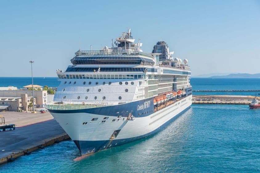 Loď Celebrity Cruises v Aténach.