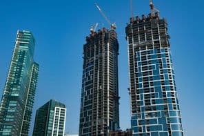 Moderný mrakodrapový bytový komplex vo výstavbe pri pobreží.