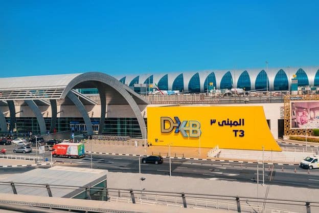 Vstup do moderného terminálu dubajského letiska DXB.