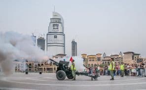 Vystrelenie kanóna pri západe slnka počas mesiaca ramadán.