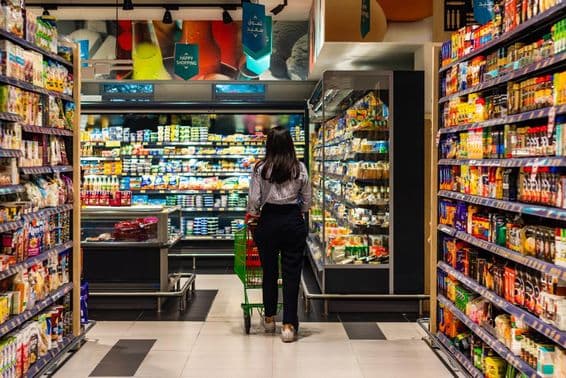 Mladá žena nakupuje v supermarkete Lulu.