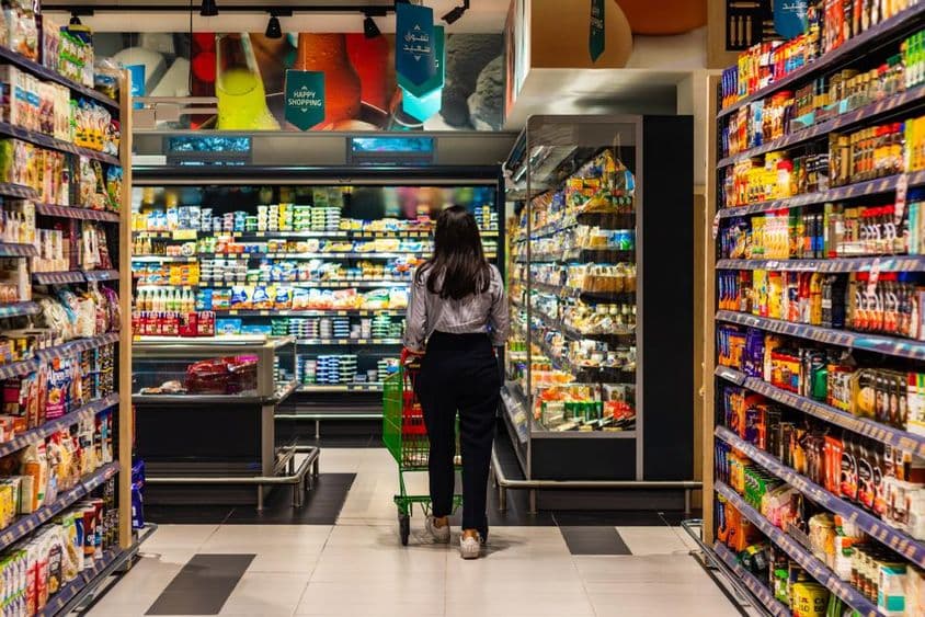 Mladá žena nakupuje v supermarkete Lulu.