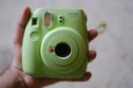 Mätovo zelený okamžitý fotoaparát FUJIFILM Instax Mini od Fujifilm.