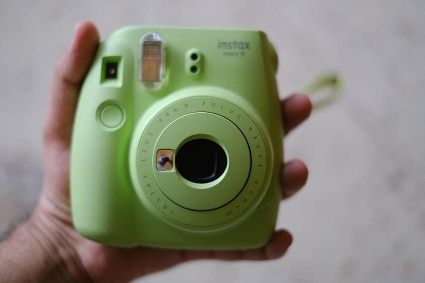 Mätovo zelený okamžitý fotoaparát FUJIFILM Instax Mini od Fujifilm.
