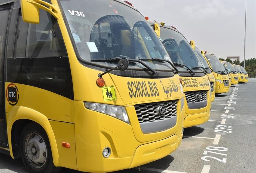 Niekoľko žltých školských autobusov zoradených na parkovisku v Dubaji.