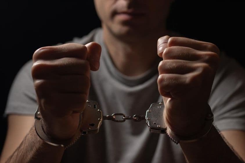 Ruky držiace vpredu s putami.