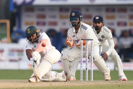 Kriketoví hráči na ihrisku.