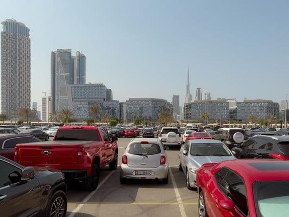 Pohľad na moderné kancelárske budovy v Dubajskej dizajnovej štvrti z parkoviska.