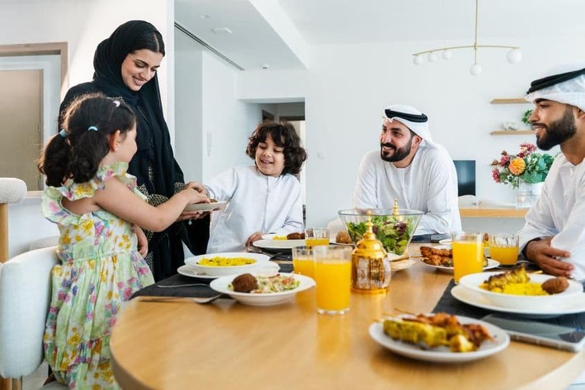 Šťastná arabská rodina spolu doma po večeri počas ramadánu.