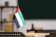 Vlajka Spojených arabských emirátov na stole v triede