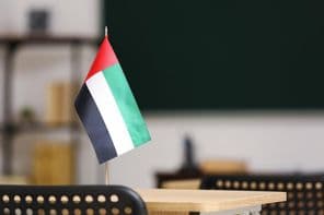 Vlajka Spojených arabských emirátov na stole v triede
