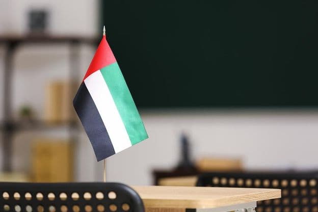 Vlajka Spojených arabských emirátov na stole v triede