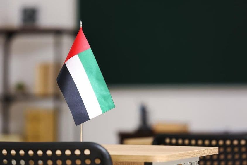 Vlajka Spojených arabských emirátov na stole v triede