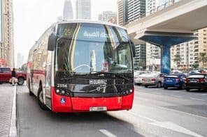Autobus Volvo jazdiaci v Dubaji.