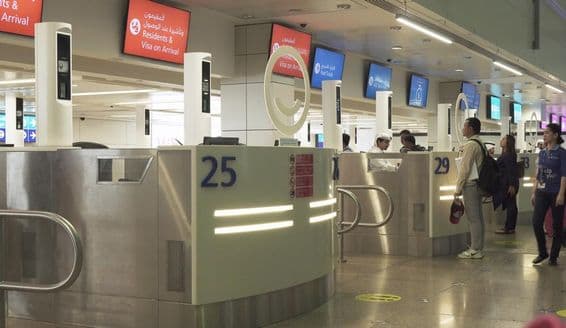 Cestujúci v zóne žiadosti o víza na Medzinárodnom letisku Dubaj.