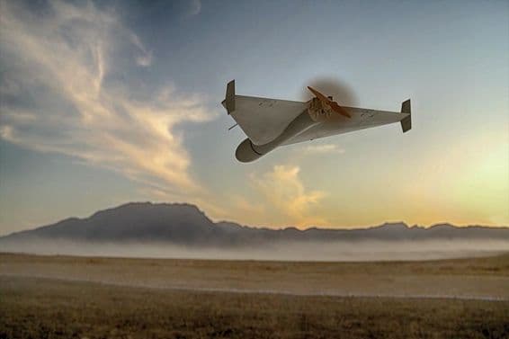 Vojenský kamikadze dron letí nad púštnymi horami.