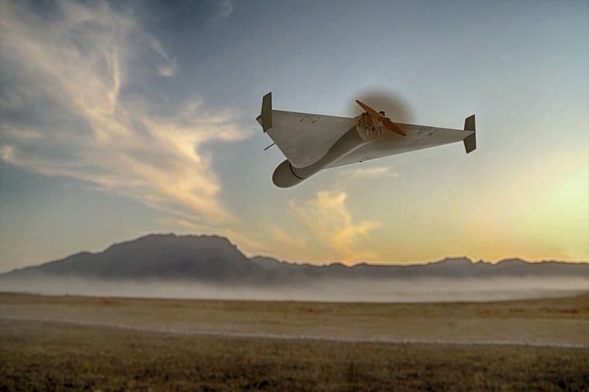 Vojenský kamikadze dron letí nad púštnymi horami.
