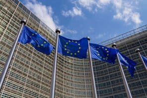 Vlajky EÚ vejúce vo vetre.