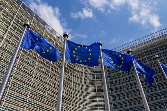 Vlajky EÚ vejúce vo vetre.