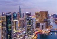 Letecký pohľad na krížovatku diaľnic v Dubaji.