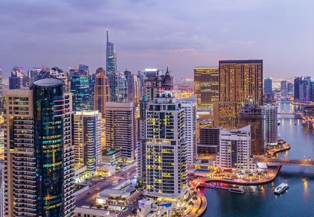 Letecký pohľad na krížovatku diaľnic v Dubaji.