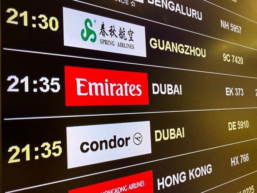 Odletová tabuľa na letisku.